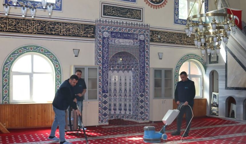 İzmit Belediyesi ibadethaneleri pırıl pırıl yapmaya devam ediyor