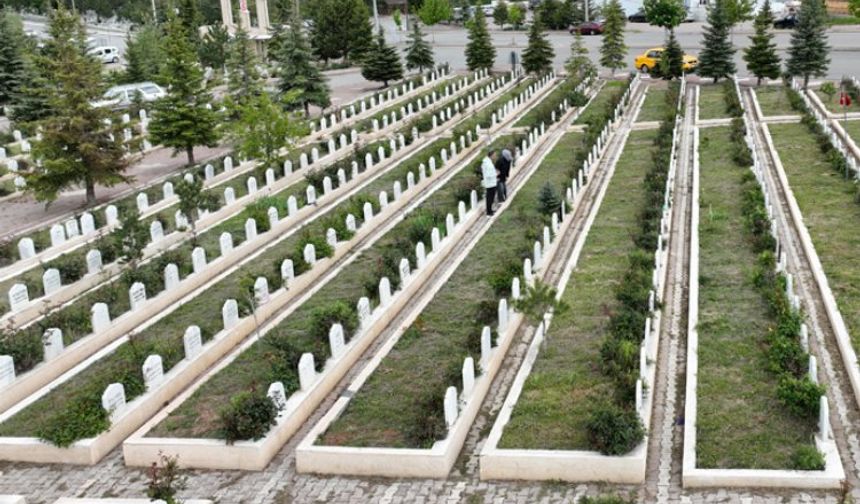 Sivas'ta mezarlıklarda kapsamlı temizlik 