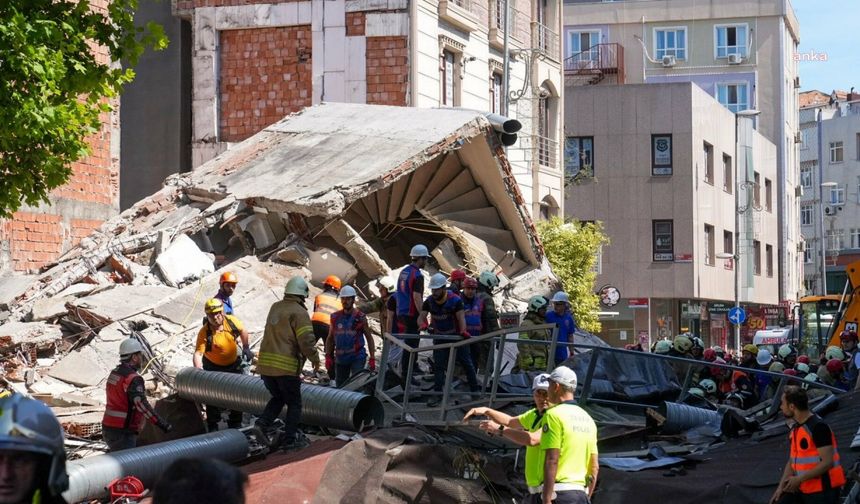 İstanbul Valiliği: "Küçükçekmece'de enkazda an itibarıyla kalan şahıs bulunmamaktadır"
