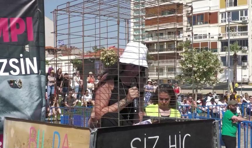 İzmir'de hayvanseverlerden 'uyutma' teklifine karşı kafesli protesto: Hayvanları uyutma adı altında katladecek bu yasa tasarısını aklınızdan bile geçirmeyin  