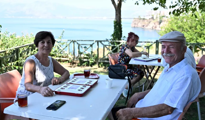 Antalya'da kıdemli kent sakinlerinden mangala keyfi
