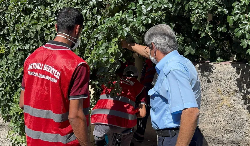 Artuklu’da “Çöp Ev” temizlendi, mahalle rahat nefes aldı