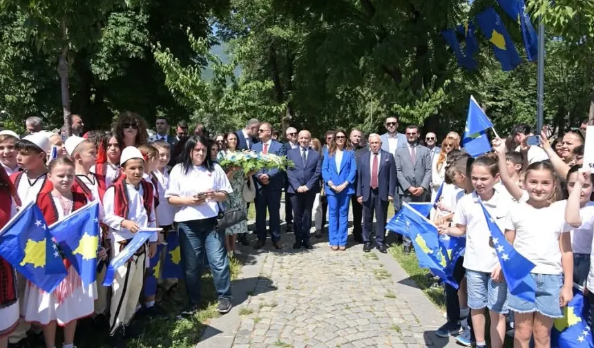 Başkan Şadi Özdemir Peja’nın Kurtuluş Günü törenlerine katıldı