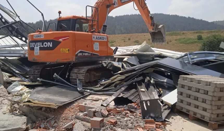 Bursa Kayapa’da kaçak fabrika yıkıldı