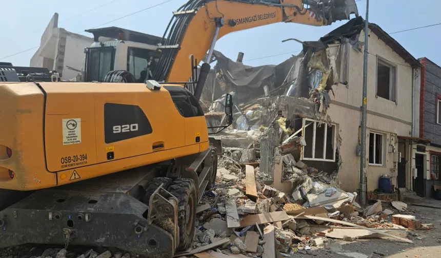 Bursa Osmangazi'de iki katlı kaçak bina yıkıldı