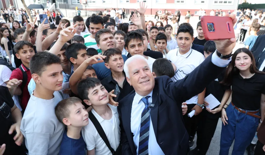 Bursa'da Başkan Bozbey karne sevincine ortak oldu