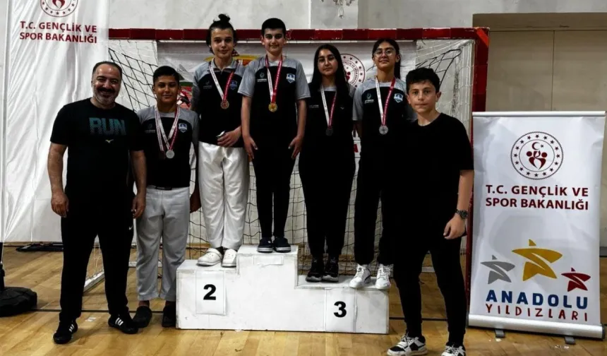 Çayırova'nın sporcuları madalya ve kupalara doymuyor