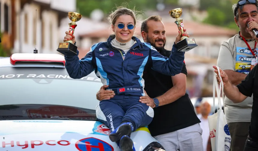 Engelli kadın ralliciden çifte podyum
