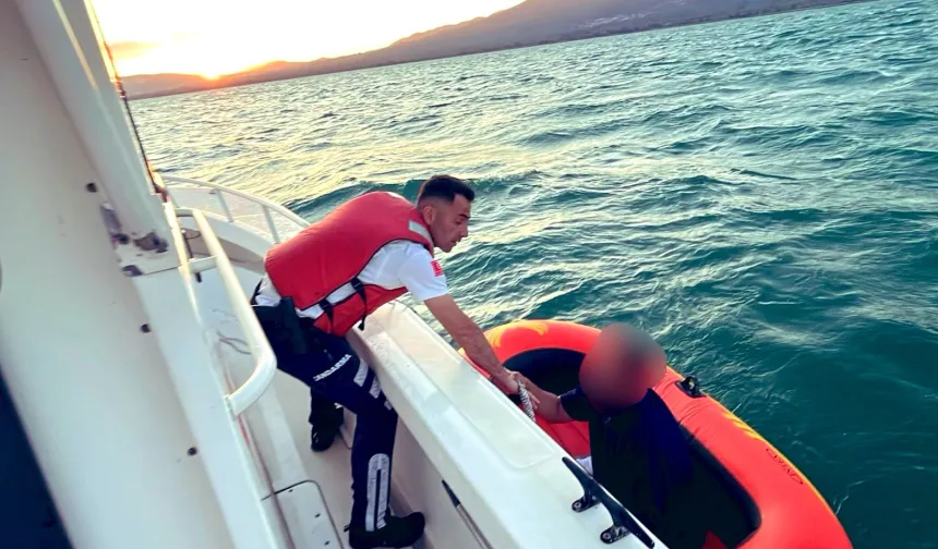 Genç turist İznik Gölü’nde mahsur kaldı!