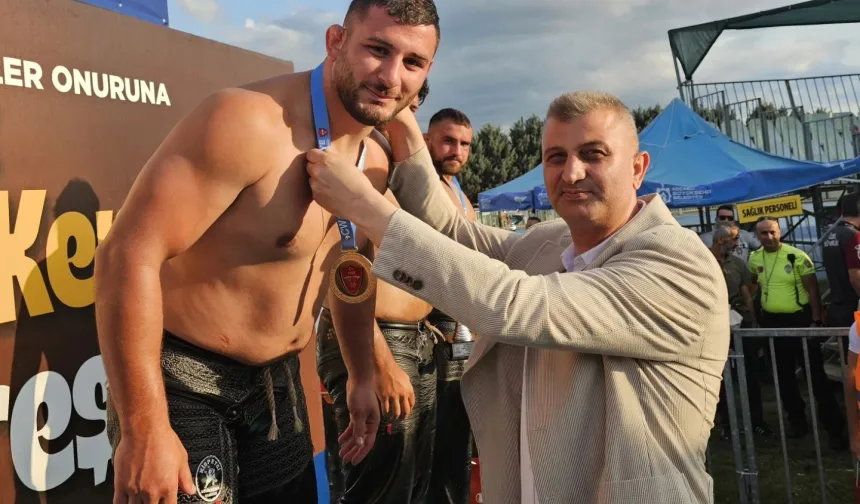 Gölcüklü pehlivan başaltında şampiyon oldu