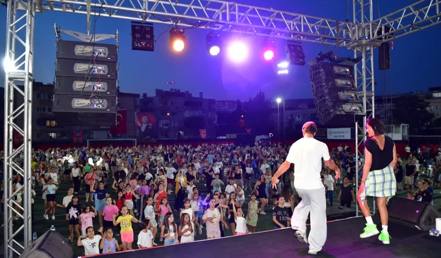 İzmir Çiğli müziğe ve dansa doydu