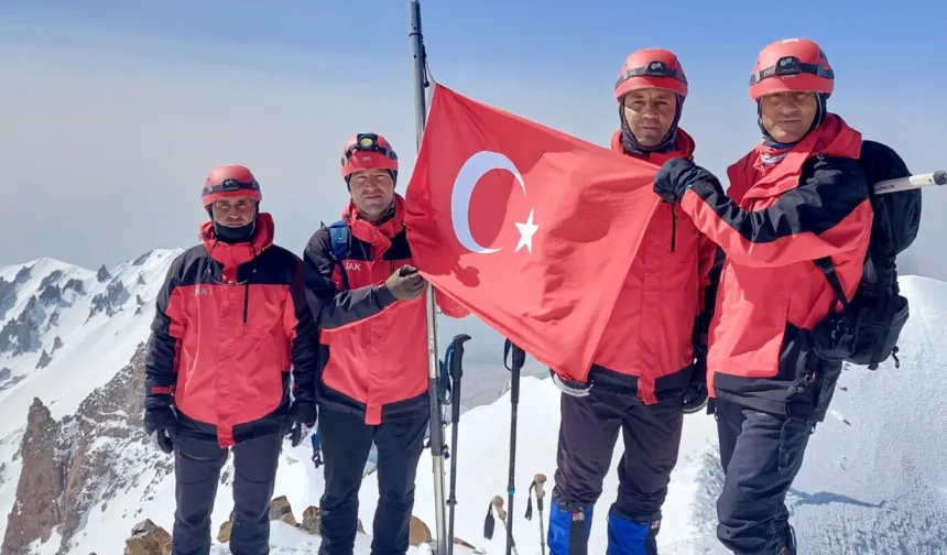 Jandarma 186. yılını Erciyes'in zirvesinde kutladı