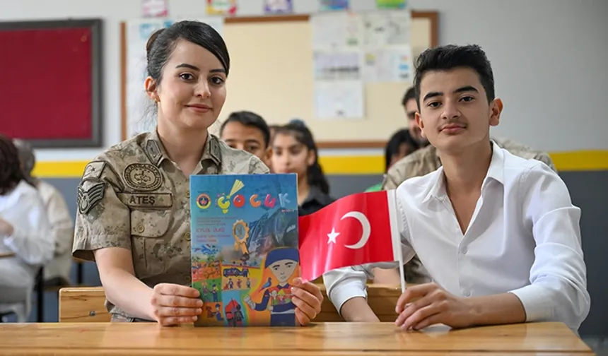 Jandarma okullarda gönüllere dokundu