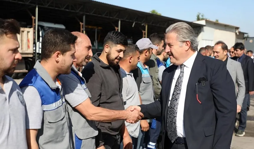 Kayseri Melikgazi mesaiye bayramlaşarak başladı