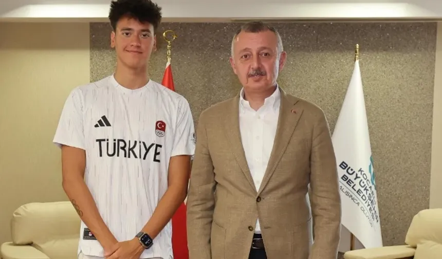 Kocaeli'de Başkan Büyükakın genç milli yüzücüyü kabul etti