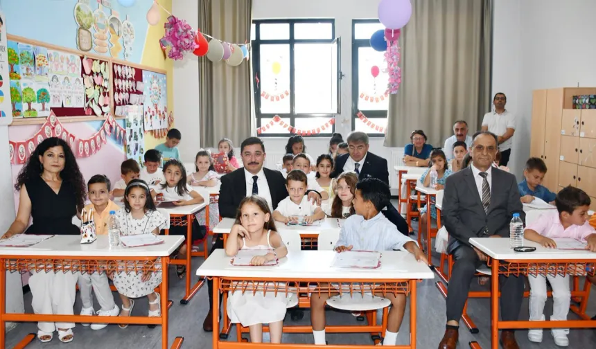 Mudanya'da Kaymakam Terzi öğrencilerin karne sevincine ortak oldu