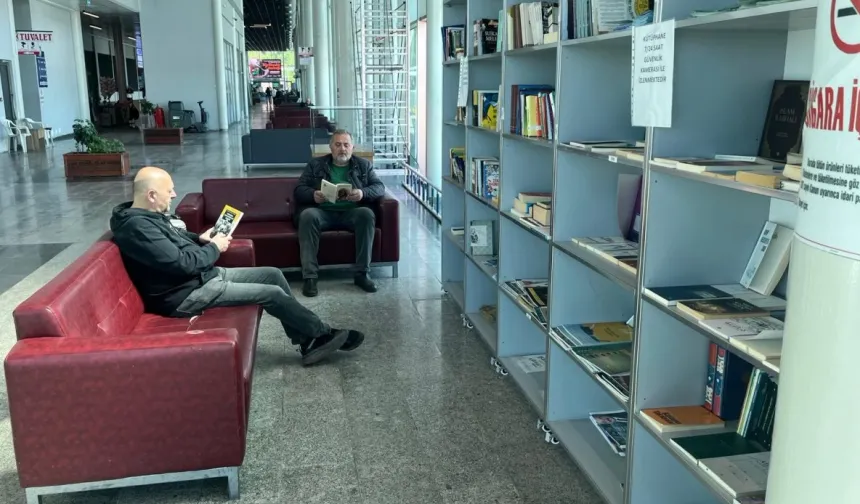 Ordu'da yolcular otobüslerini kitap okuyarak bekliyor