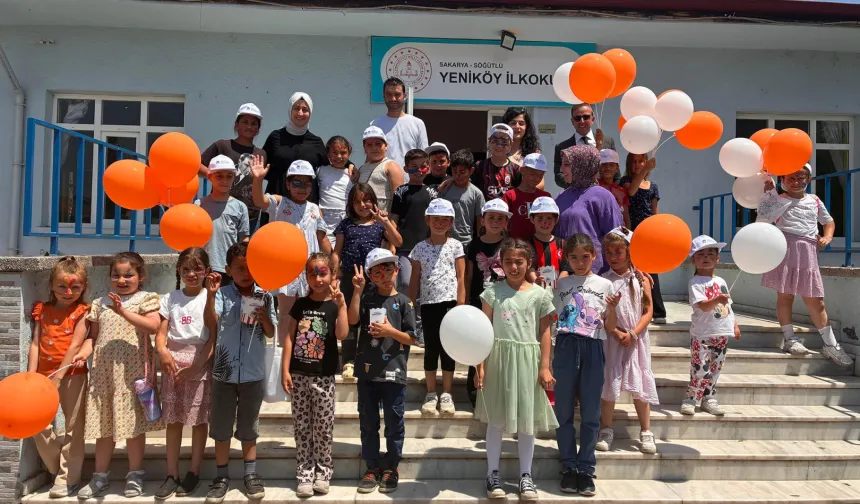 Sakarya'nın tebessüm ekibi ilçelerede miniklere neşe saçtı