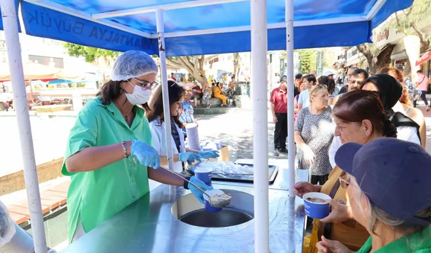 Antalya Büyükşehir geleneksel aşure ikramlarına başladı