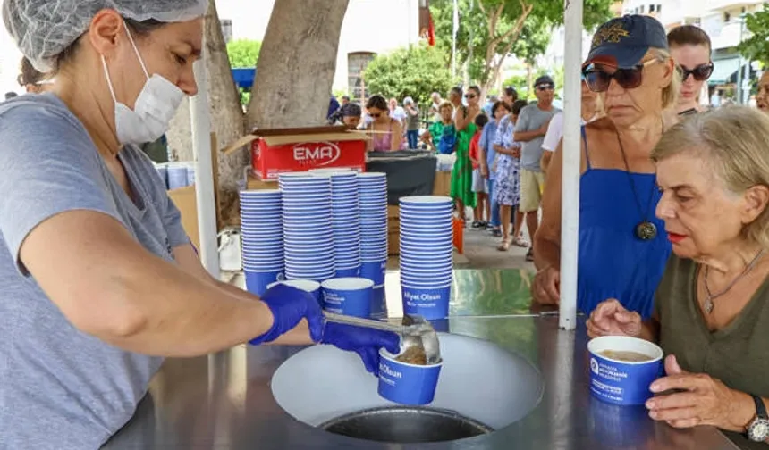 Antalya'da geleneksel aşure ikramları devam ediyor