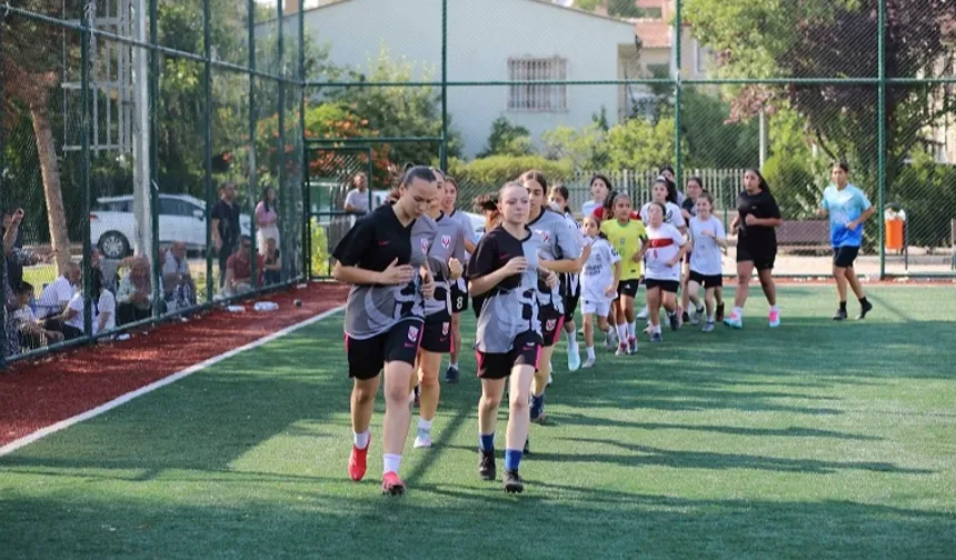 Başkentli kızlar sahaya indi