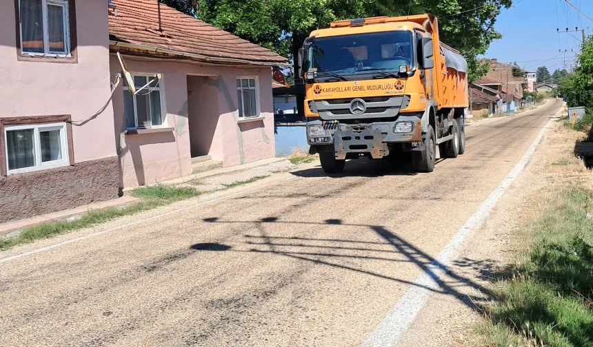 Bilecik’te eriyen asfalta karayollarından acil müdahale!