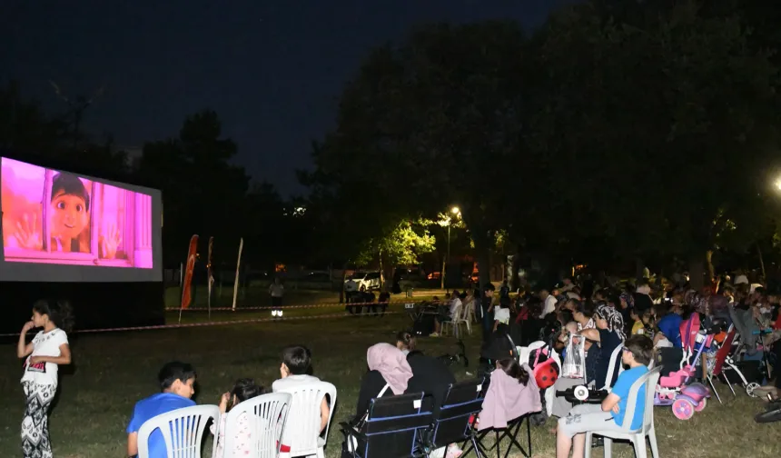 Bursa Osmangazi’de açık hava sinema keyfi devam ediyor