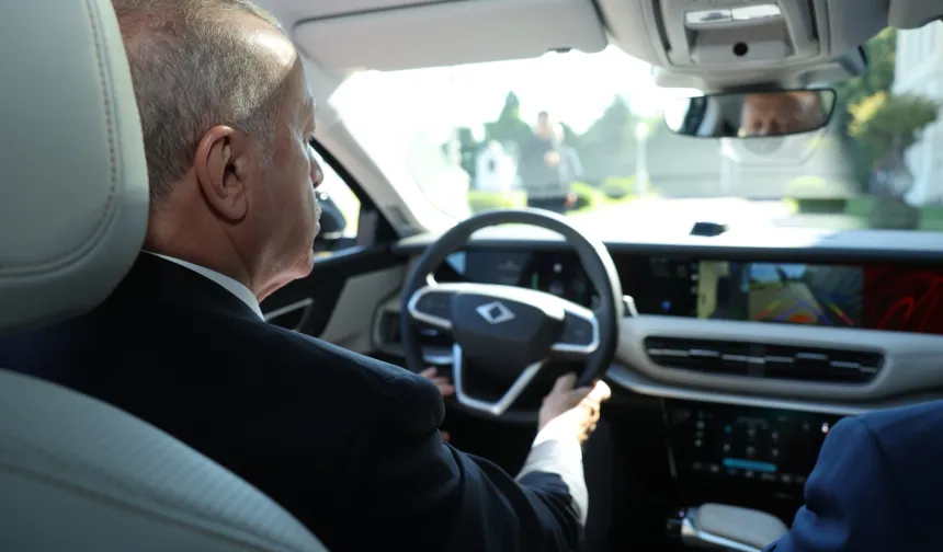 Cumhurbaşkanı Erdoğan, Togg T10F Sedan modelini test etti... Erdoğan Togg T10F'nin direksiyonunda