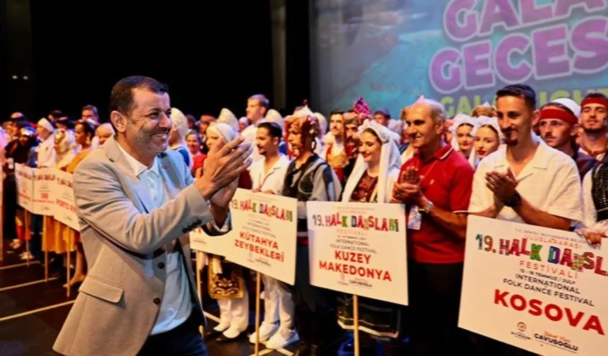 Denizli'de Halk Dansları Festivali barışın ve kardeşliğin sembolü oldu