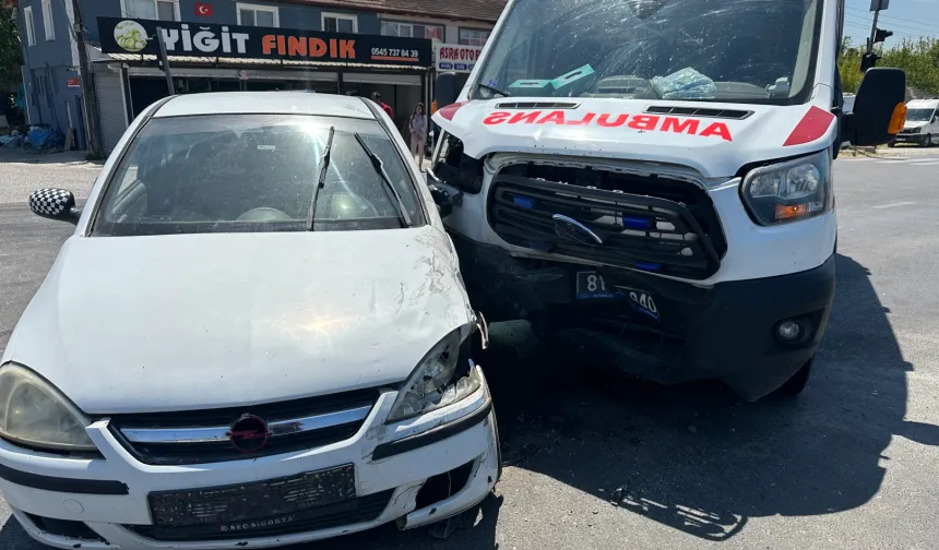 Düzce’de ambulans ile otomobil çarpıştı: 2yaralı
