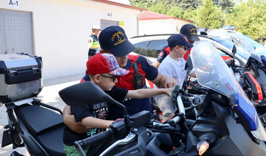 Edirne'de minik öğrencilerden Jandarma'ya ziyaret