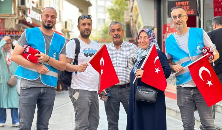 Esnafa ve vatandaşlara binlerce bayrak dağıtıldı