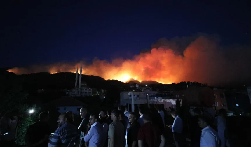 Hatay’da yangın büyüdü, 920 ev boşaltıldı