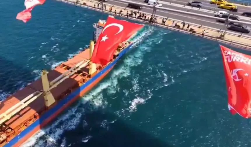 İstanbul'un üç köprüsüne Türk Bayrağı asıldı
