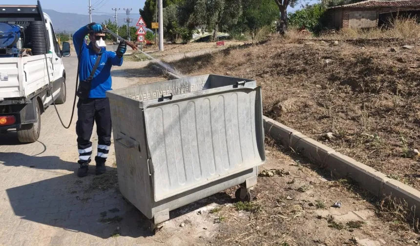 İzmir Büyükşehir'in ilaçlama ekibi 30 ilçede iş başında