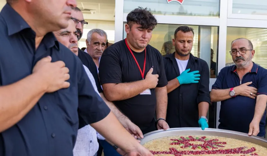 İzmir'de Başkan Tugay Aliağa’da aşure lokmasına ortak oldu