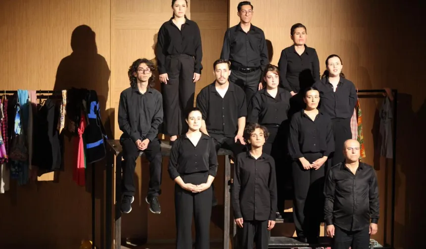 İzmir'de Kent Tiyatrosu kursiyerlerinden alkışlık performans