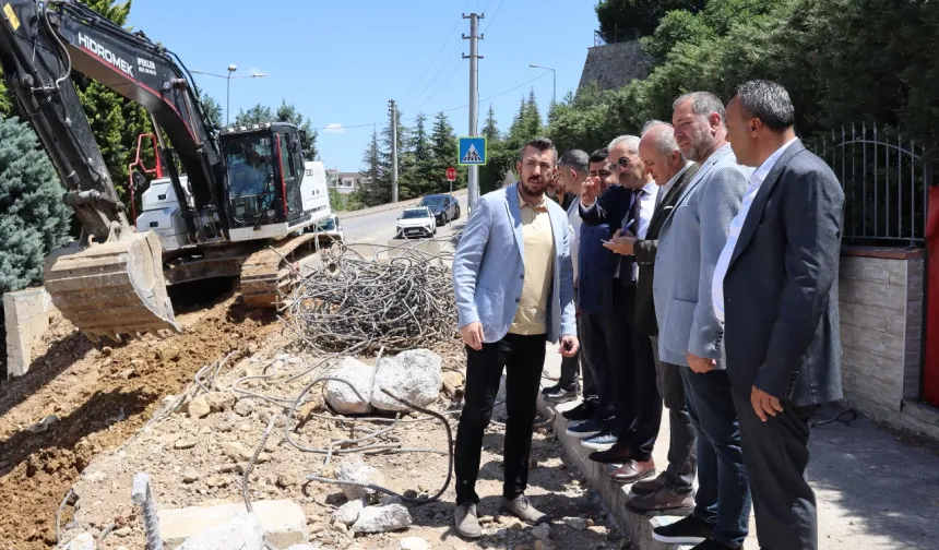 İzmit Belediyesi Huzur Sokak’ta istinat duvarı yapıyor