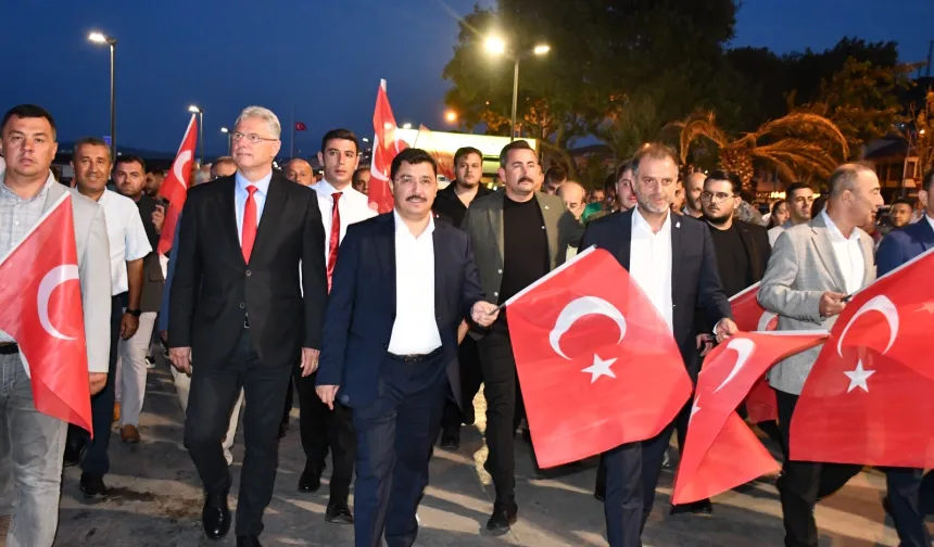Mudanya’da demokrasi ve bayrak yürüyüşü coşkuyla gerçekleşti