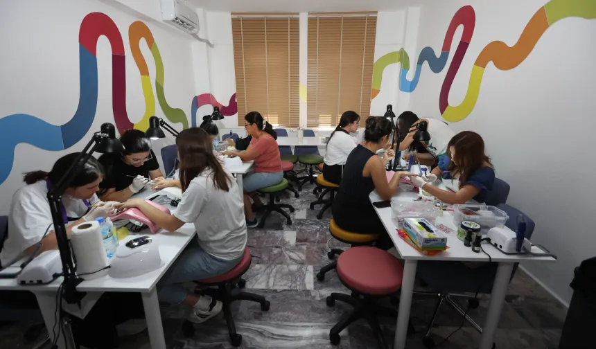 Tırnak bakım atölyesiyle kadınlar kendi işlerinin patronu olmaya hazırlanıyor
