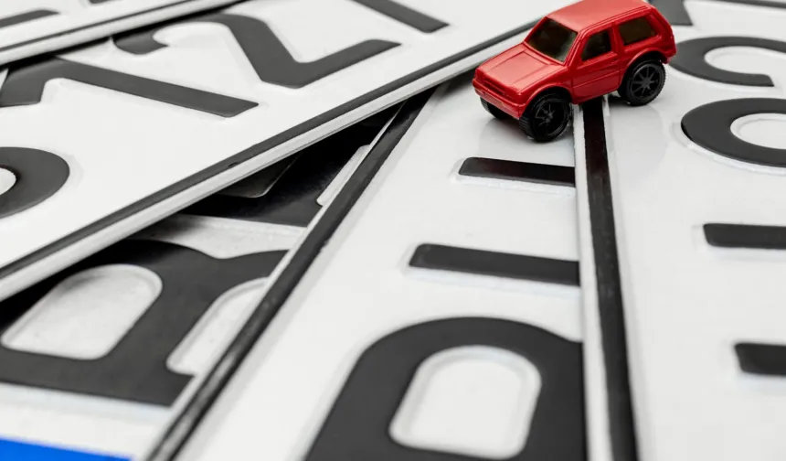 APP plaka gündemde! Ceza yememek için nasıl değiştirilir?