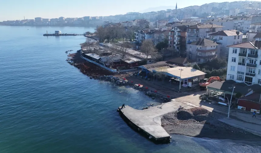 Bir dalga kırıcı set de Değirmendere sahiline