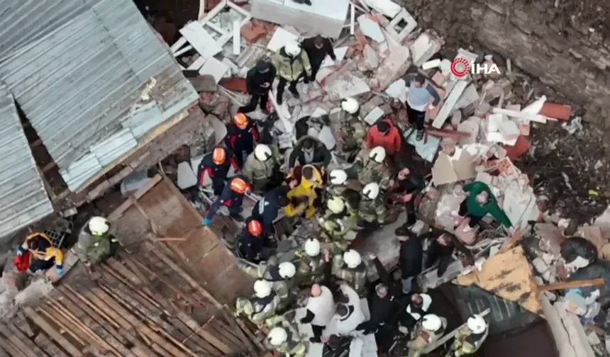 Fatih'te patlama sonrası iki bina çöktü