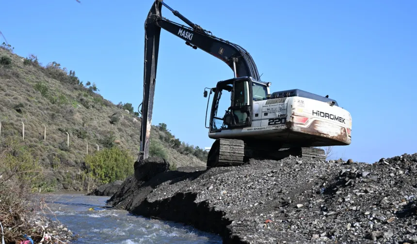 Manisa'da MASKİ Kırtık Deresi'ni temizledi