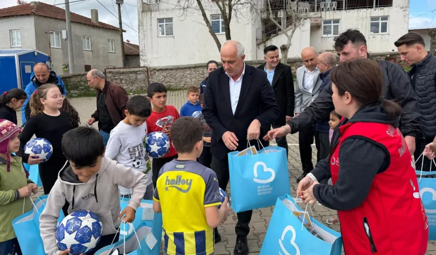 Balıkesir'de kırsaldaki çocuklara 23 Nisan hediyesi