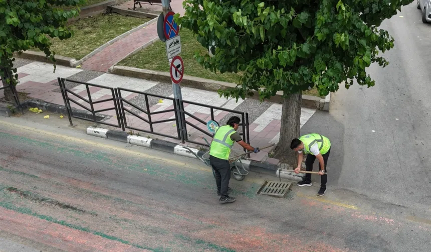 Manisa'da 17 ilçede yağmur suyu ızgaralarına düzenli bakım