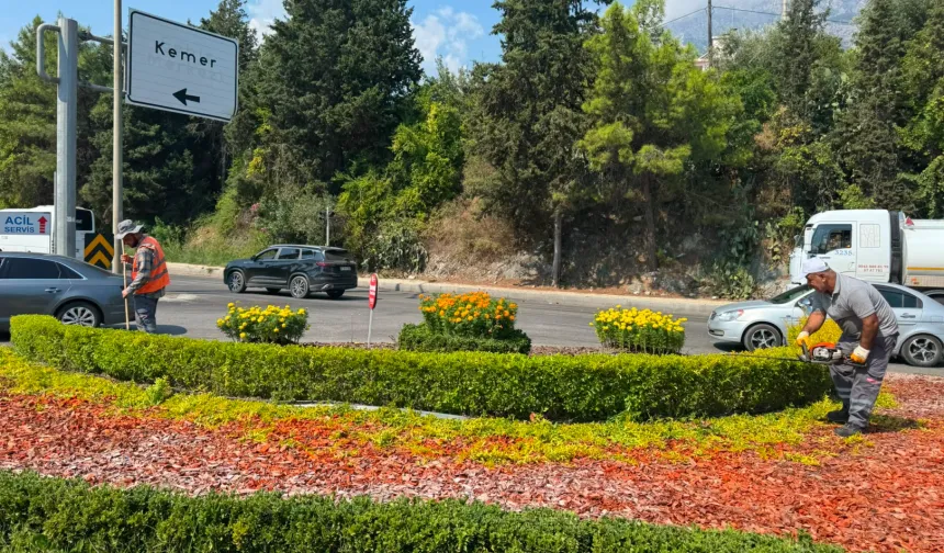 Antalya'da yeşil alanlarda genel temizlik ve bakım yapıldı