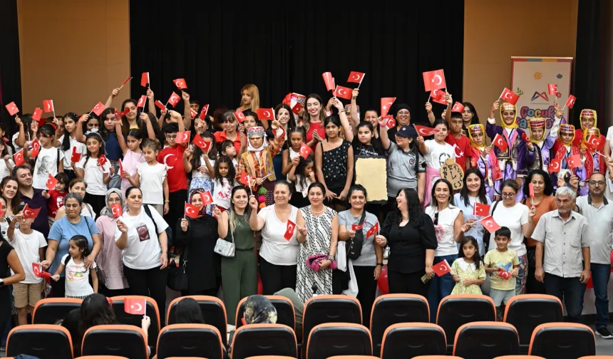 Mersin'de çocuklar Büyük Zafer'i sanatla kutladı