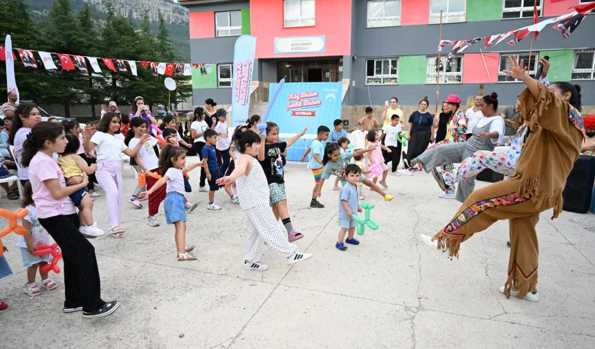 Mersin'de çocuklar 'Köy Bizim Şenlik Bizim'le eğlenceye doyuyor