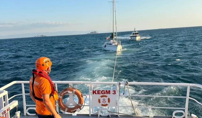 Moda açıklarında sürüklenen tekne kurtarıldı